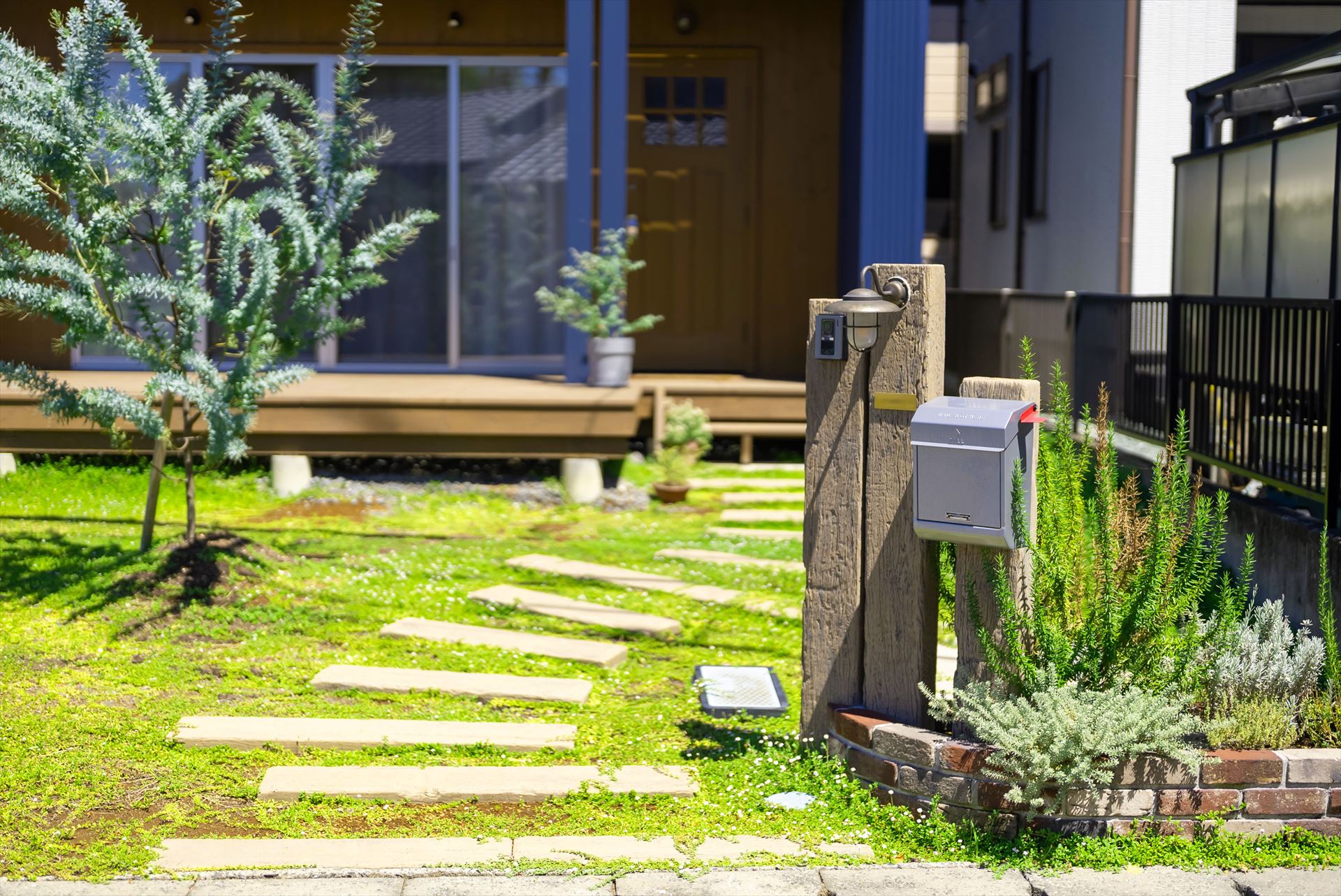 エバーアートウッド枕木風を使ったアイストップ - Bee's Gardenタカショー リフォームガーデンクラブ