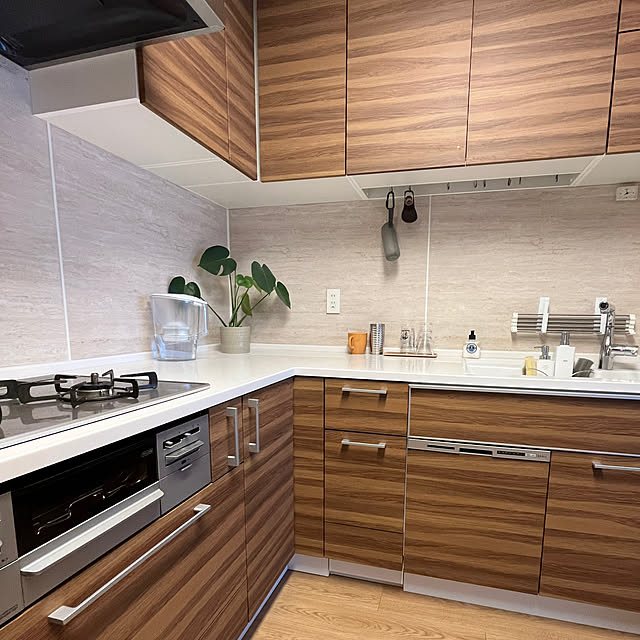 木目柄が綺麗なキッチン🍳 こちらはタカラスタンダードの TNX10199C の扉カラーになります。 木目が横ではなく縦なのもスタイリッシュで良いですよね☺️床材のウォルナットとも相性抜群です🌿 -----・-----・-----・-----・-----・-----・----- ウィズママの家市原店