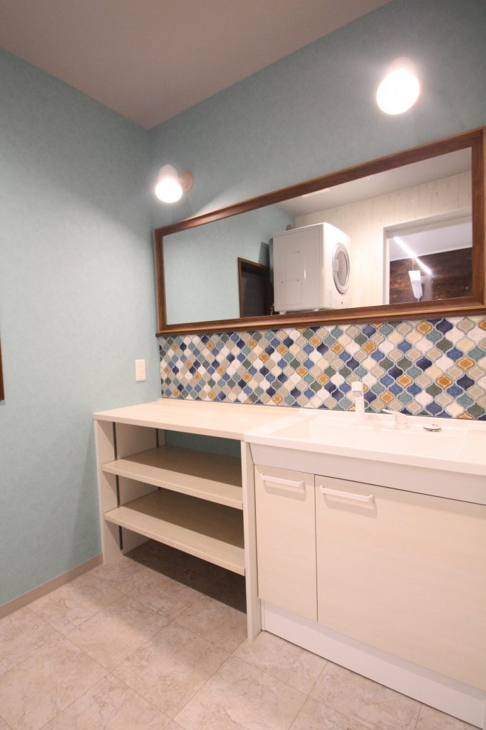 モザイクタイルと作り付けの洗面台で、広々お洒落な洗面室に大変身～京都市北区T様邸～サンコウホーム