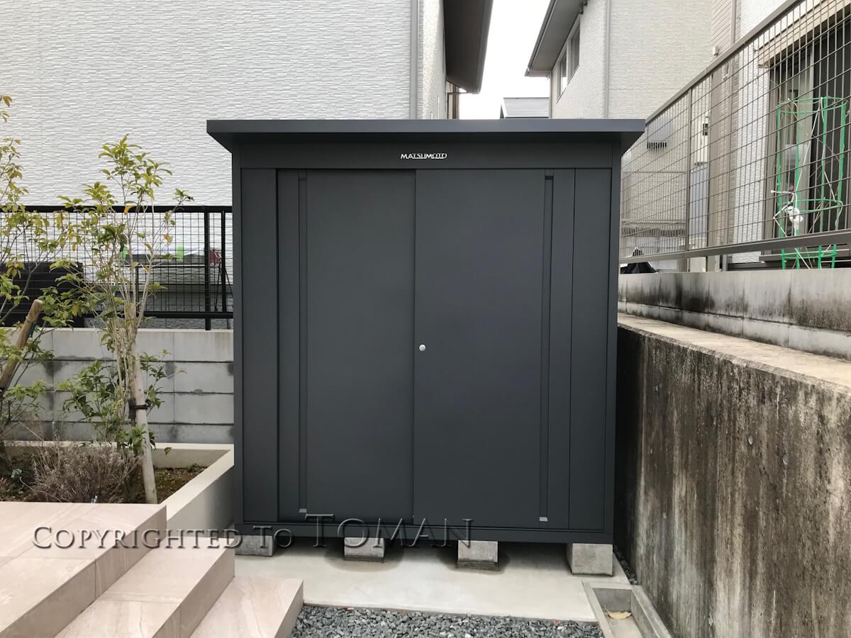 Amazon.co.jp: 物置 おしゃれ 屋外 ガーデン収納 ナチュラルモダン 小型縦長物置 ディーズガーデン カンナ シュガースパニッシュホワイト : DIY・工具・ガーデン