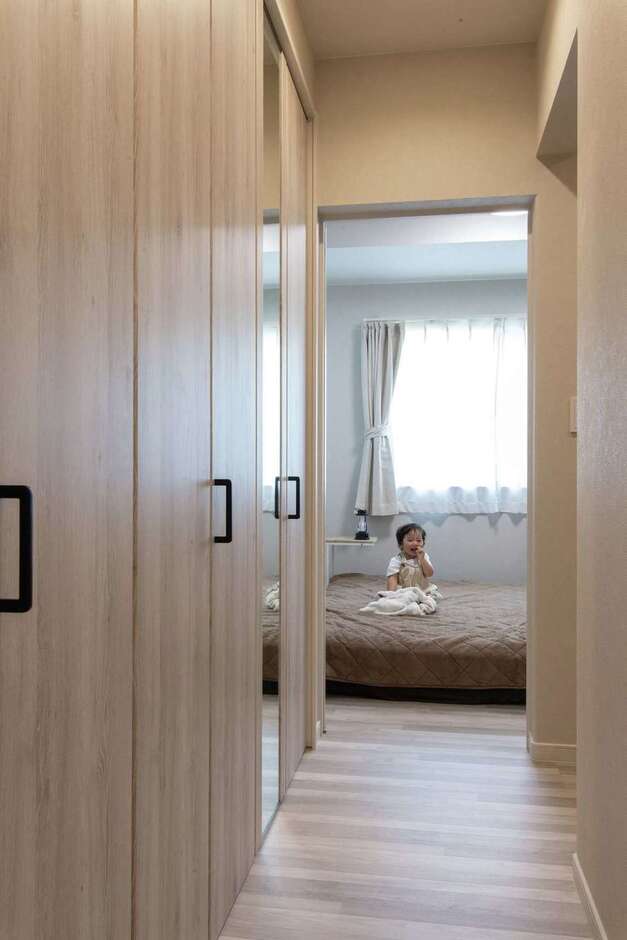 ガラス製ウォークインクローゼット用ドア - SPACE : BLUES CAFFE' - FOA - スライド式ガラス両開き扉