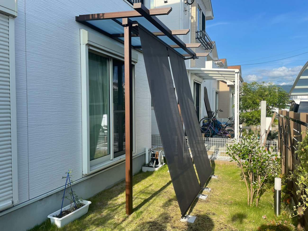 Amazon.co.jp: Aoguzhao 日よけシェード オーニングテント テラス 屋根，屋外手動格納式サンシェード、壁掛け式窓ドアシェルターパーゴラ、防水＆耐紫外線＆耐熱、商業 家庭用庭の日除けSize : 2x1.5m:DIY・工具・ガーデン