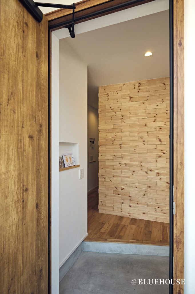 アクセントクロスにおすすめ！デザインウッド壁紙 ブラウン 木目 防かび 抗菌 サンゲツ FE76611WALLFLOOR