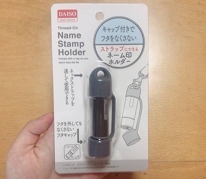 こんなの欲しかった♪「ダイソー」ネーム印の”フタをなくさない”ホルダー♪ : まめ's HOME Powered by ライブドアブログ