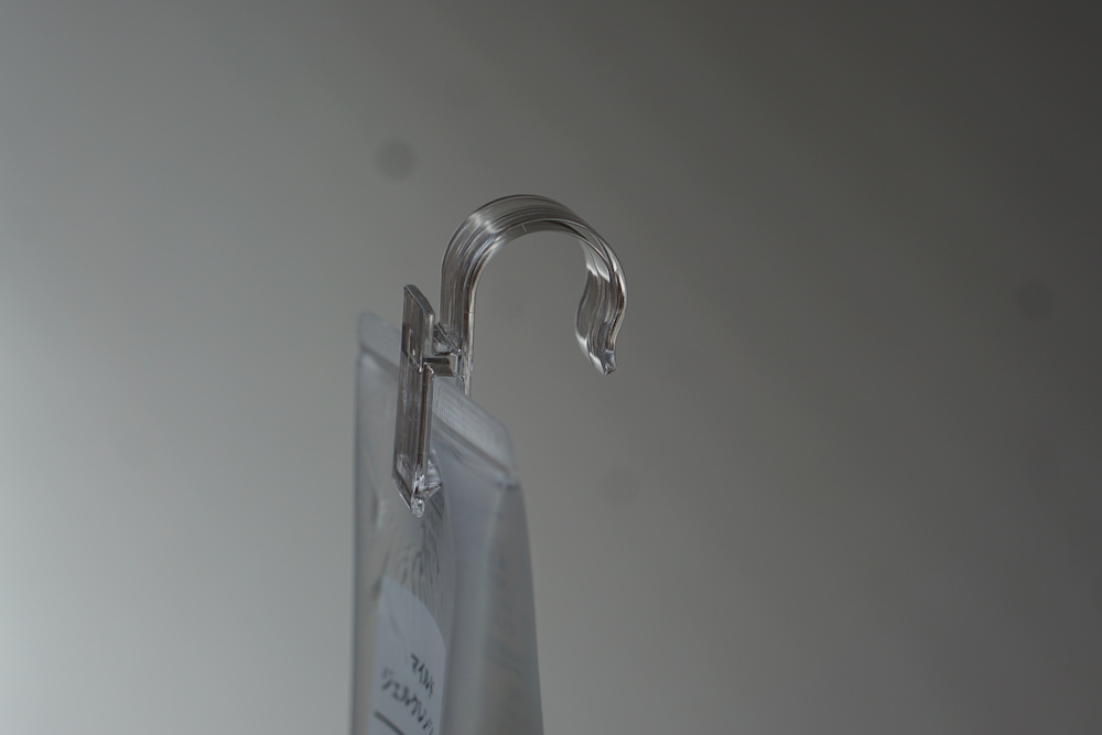 セリアの『ハンギングバスラック』 新しい収納アイテムを発見！ 今回は浮かせる収納アイテム✨ フックがついているので タオルバーに掛けて浮かせられる🙌シャンプーの収納にピッタリな サイズになっているので ヌメリ対策になりますね😆 もちろん、工夫次第ではお風呂場