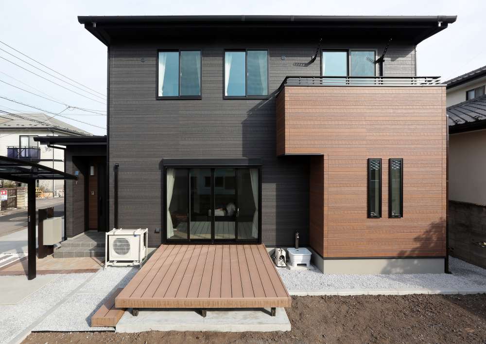 刈谷市Ｉ様邸 外壁を白とダークブラウンのツートンカラーで塗り分けました！コントラストが効いてより洗練された印象に！外壁、屋根はボンフロンエナメルGTで施工いたしました！外壁塗装リフォーム愛知県春日井市名古屋麻布