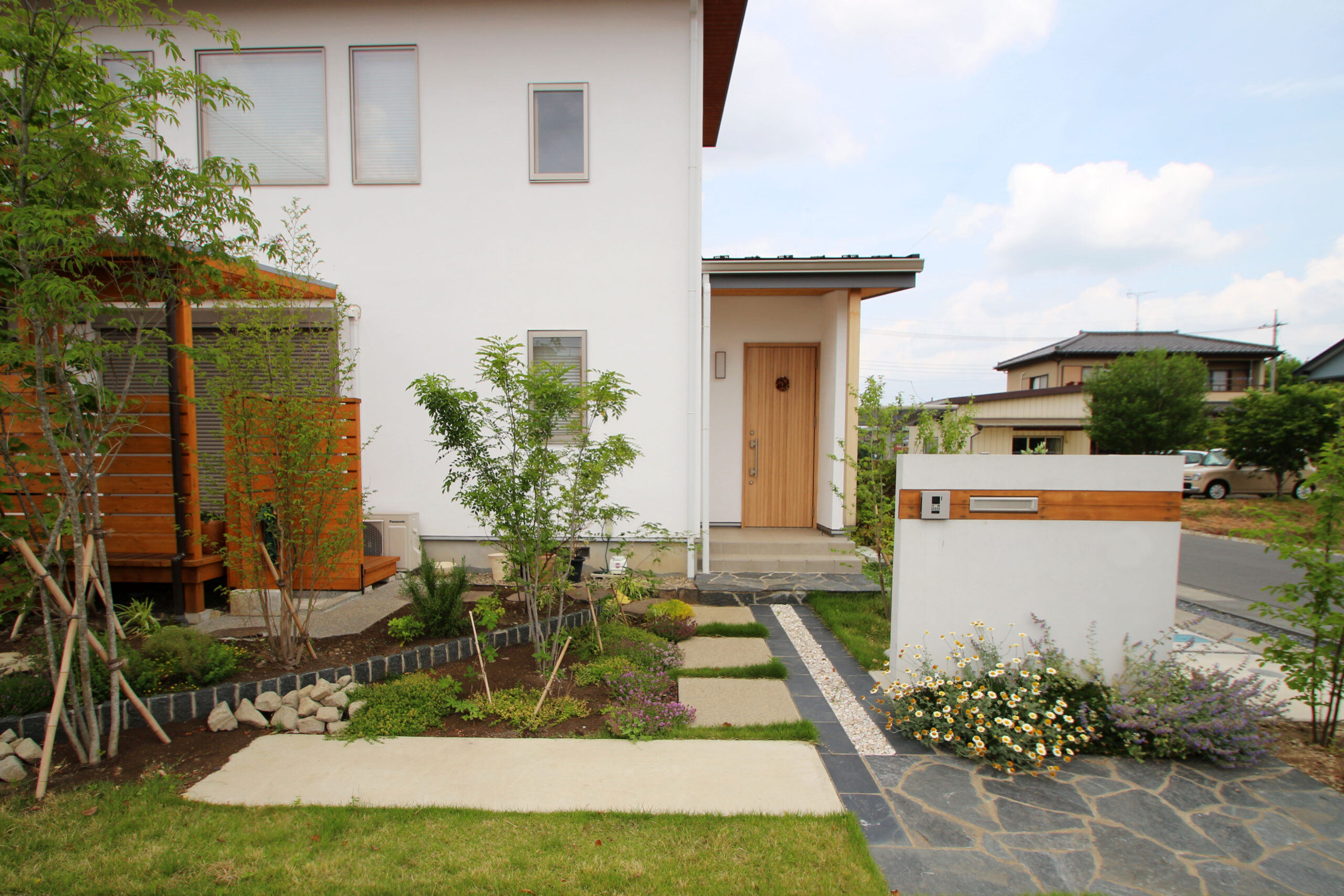 おしゃれな玄関アプローチ実例集♪レンガ階段や枕木で素敵に仕上げようミモザガーデン