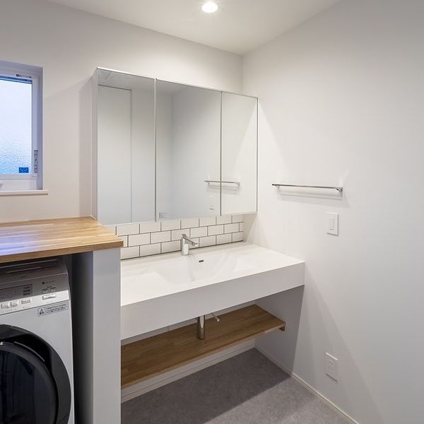 褒められ洗面 フィオレット 開発秘話✍️洗面台フィオレット は 2013年の発売以降SNSを中心に人気が広がり、 サンワカンパニーを代表する人気商品となりました。 当時まだ珍しかった カウンタータイプの洗面台ですが、 