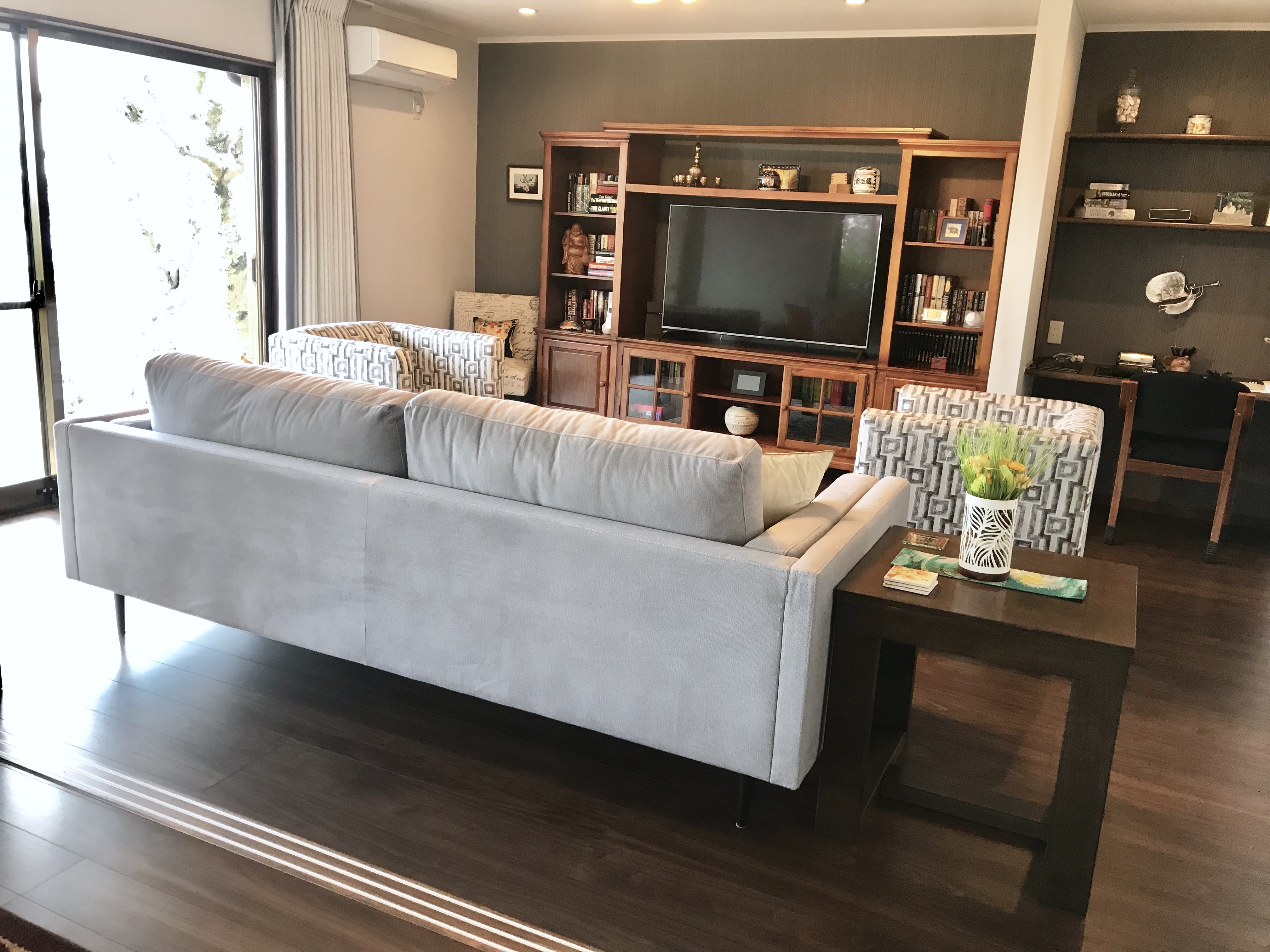 古いアメリカの家のアンティークの家具と明るいリビング ルームのインテリアの写真素材・画像素材 Image 30057693