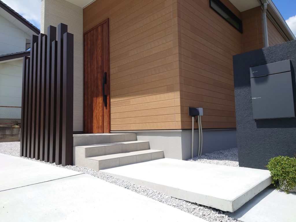 枕木のアプローチでお出迎え - 北欧の暮らし・スローライフが体感できる場所ドロフィーズキャンパス浜松