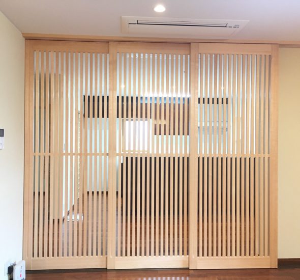 格子戸の製作工程その2 格子戸の作り方 格子をほぞ穴へはめ込みます 木工職人の一日 プロの手作り木工工具 Woodworking - YouTube