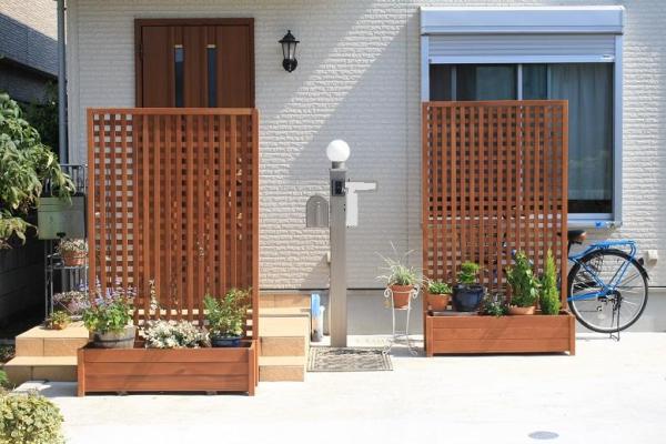 AmazonJQGGJYGG プランターフェンス 目隠し フェンス 木製 ラティスフェンス おしゃれ ナチュラル ガーデンプランタートレリス付き 花壇 玄関 鉢植え 目隠し DIY ラティス プランター 小型シャベル、ドライバー、手袋、植栽箱の内袋が付属しますSize :60*40*180cm