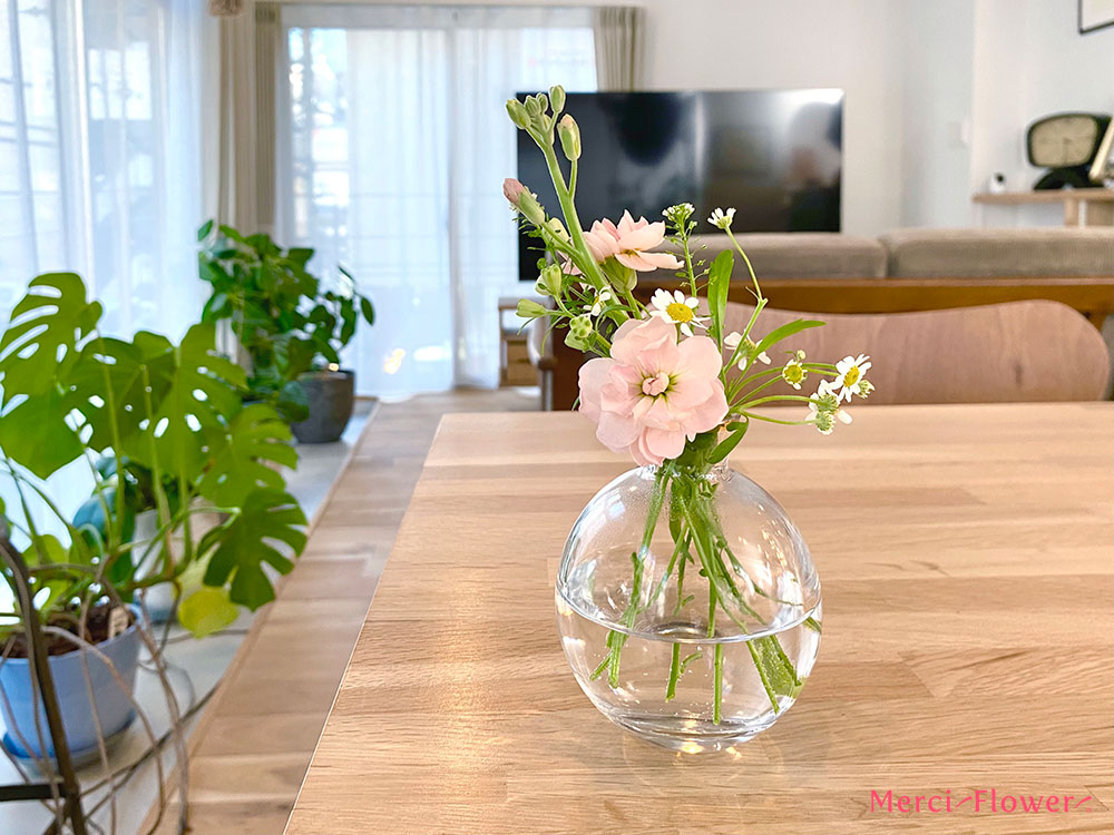 🌻 季節を感じるお花を調達。 一気に明るい感じになりました😌 一人暮らしインテリアインテリア賃貸インテリアウンベラータ模様替え一人暮らしひとり暮らし暮らし部屋homedecoroomdecorinteriordesigninteriordecorinteriordecorations