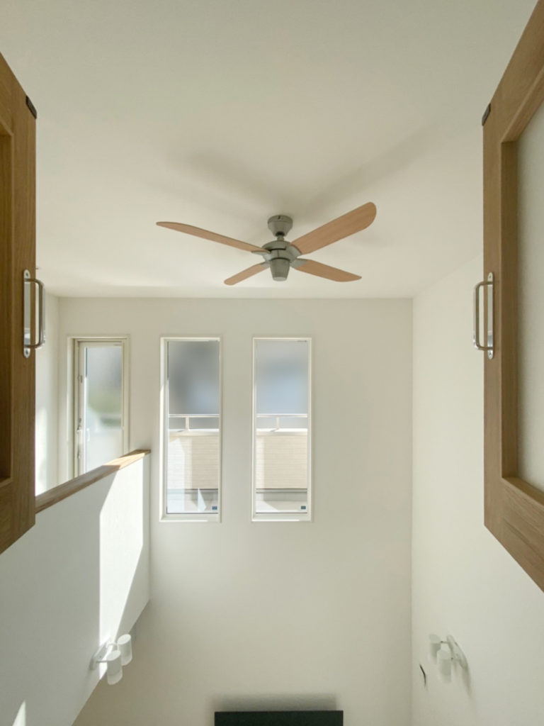 新築した注文木造戸建て住宅の白い壁に囲まれた吹き抜けと小窓の写真素材93271172- PIXTA