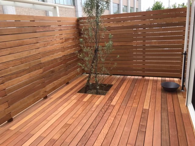 リウッドデッキにセピアグレー追加。これってあの色でしょ。 - 魚津市でウッドデッキのリフォーム・工事