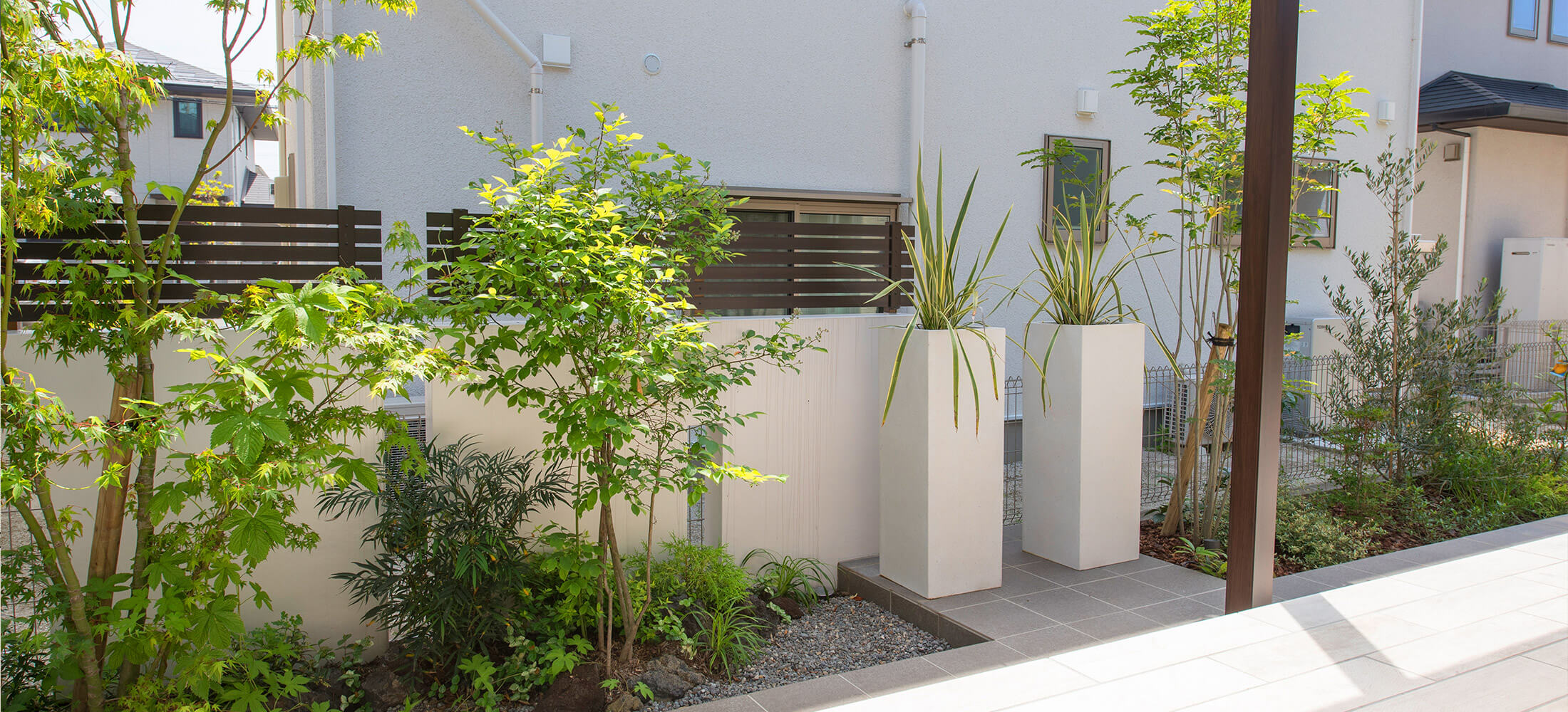 お庭を明るい雰囲気に、淡いグリーンのおしゃれな目隠しフェンス大阪・兵庫外構・ガーデン工事