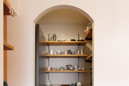 ウォークスルーパントリーの間取り実例キッチン背面・横、約1畳〜2畳の便利なパントリーをつくるアイデア –IK-HOME アイケイホーム 鹿嶋市鹿行にちょうどいいZEHENE＊0ROKKO STYLEならアイケイホーム