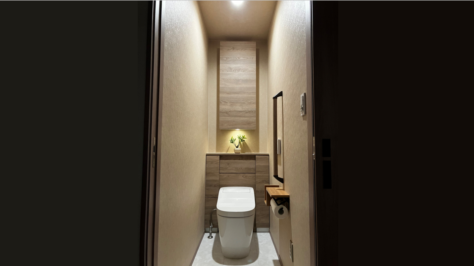 ←リールも見に行く🏃‍♀️ ⁡ こんにちは❣️ まぁか です😊 我が家のトイレが狭い敗因1位は 『正面に置いた収納』ですね😌 ⁡収納さえなければ1.5マスでも許せる狭さになるよ☺️✨ @nijikome_ismart @saaaya.ism のトイレは同じ1.5マスでもおしゃれだもの🥹✨ぜひ見に