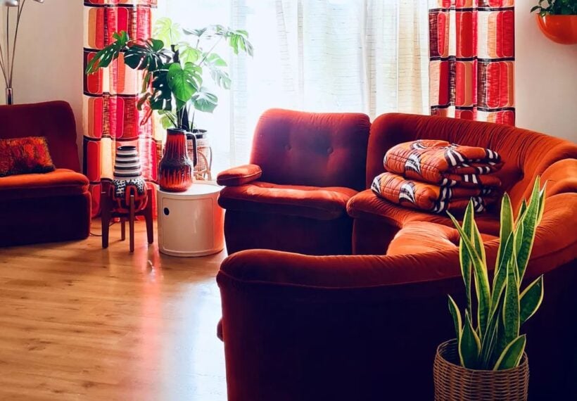 シンプルおしゃれなレトロソファがある、リビングインテリア実例