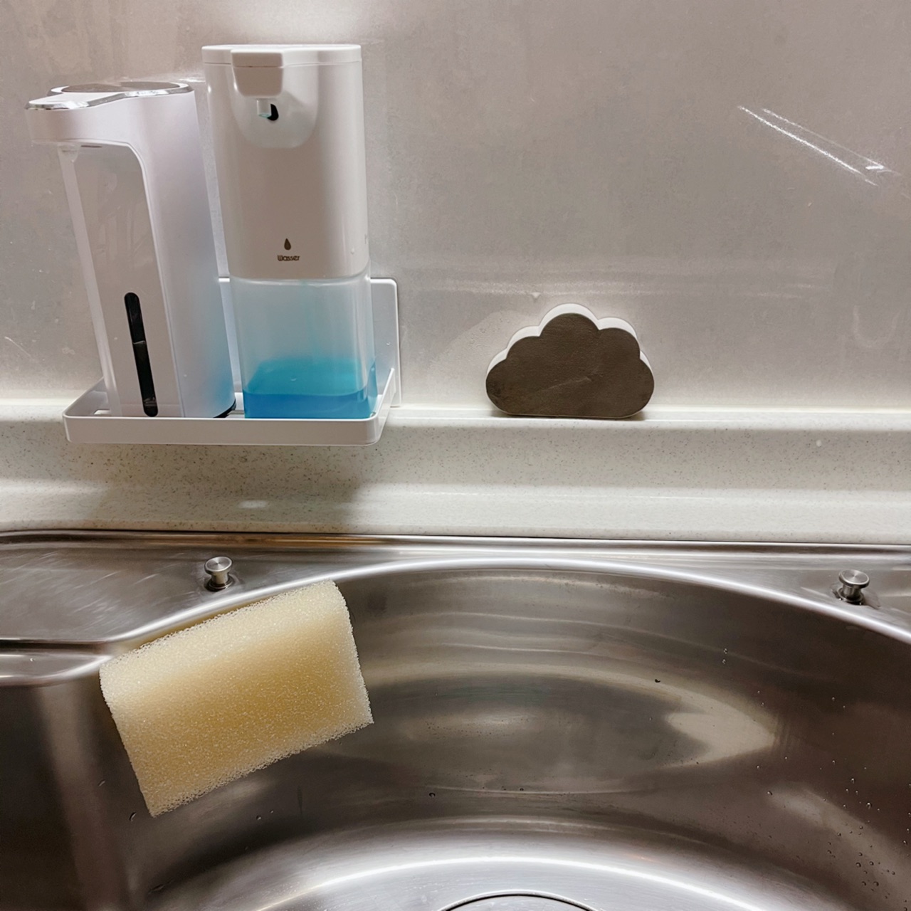 100均 今話題沸騰中！浮かせるスポンジホルダーをご紹介！大人気の浮かせる収納グッズの中でも一番人気です！キッチンやお風呂にも♪