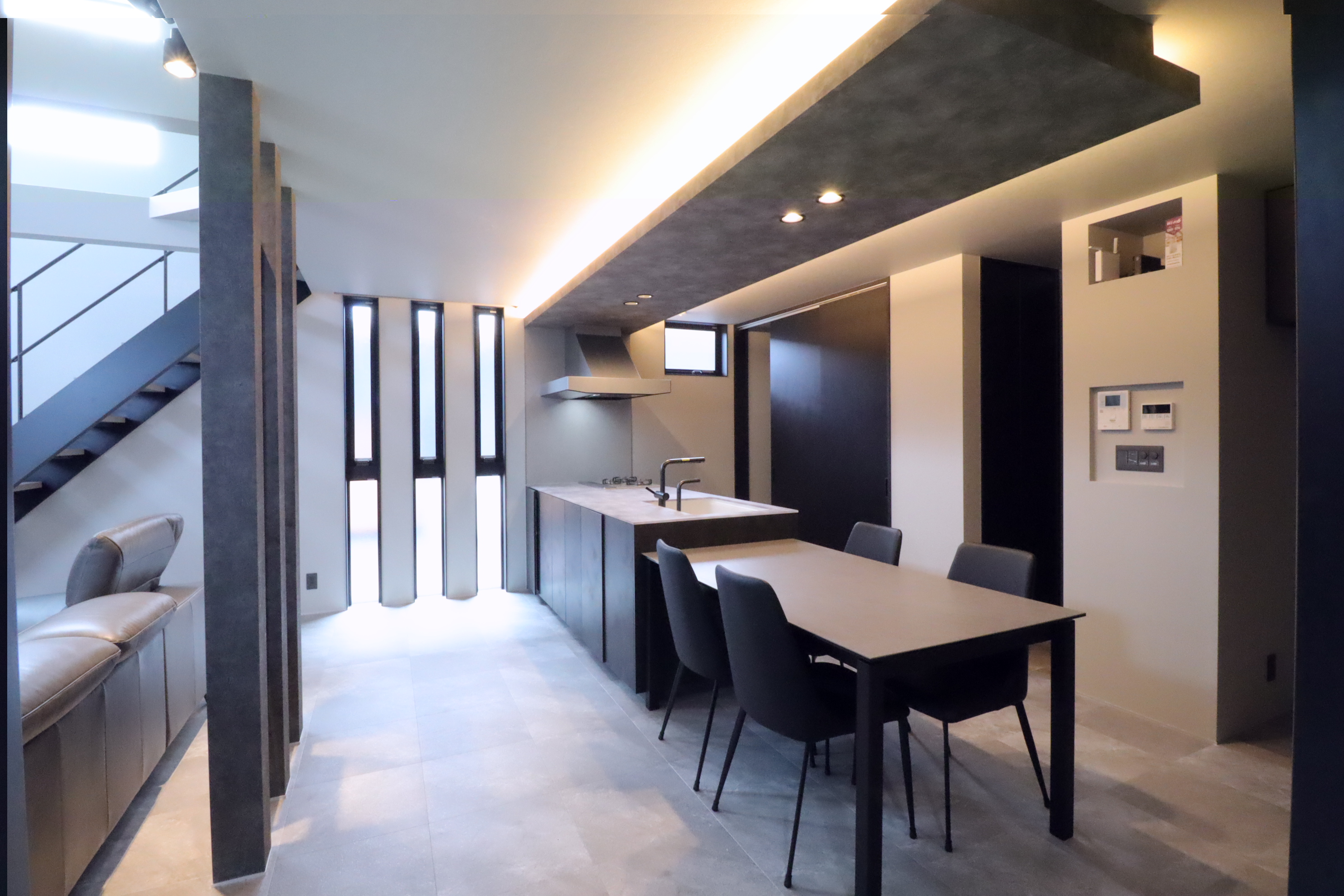 グレーのオープンキッチンと下がり天井がおしゃれなキッチンの施工例です。木目調の下がり天井がめっちゃ可愛いですね。インスタでもよく見かける下がり天井 はお洒落なだけじゃなく、リビングとキッチンの空間を仕切ることができるのでメリハリが作れます。 ・ ・ こちら