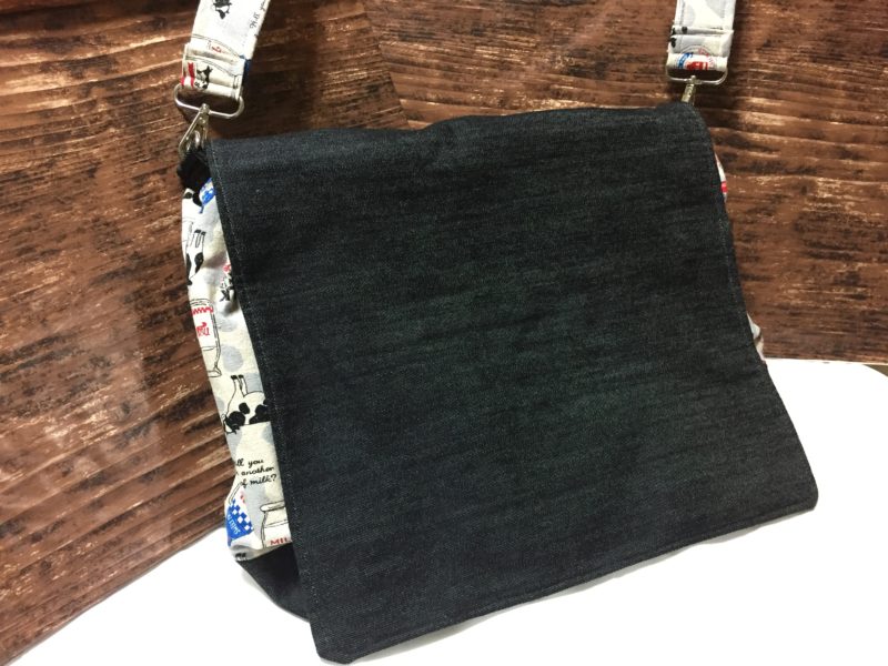 ショルダーバッグと同じ型紙で赤い取手付きバッグを作るミニチュア世界をつくる