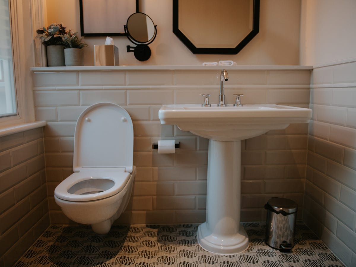 効果あり 風水でのトイレの鏡の設置法と家庭運への影響