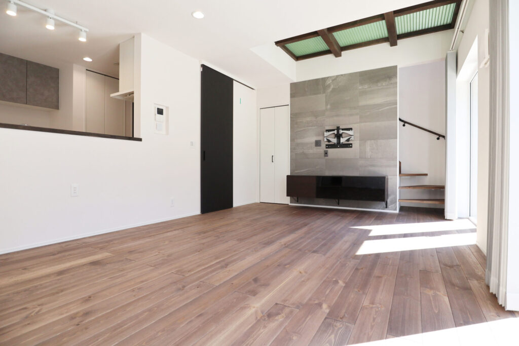 東京都北区王子「桜と中庭の家」グレーチングのバルコニー - 北欧 - 家の外観 - 他の地域 - 株式会社小木野貴光アトリエ一級建築士事務所Houzzハウズ