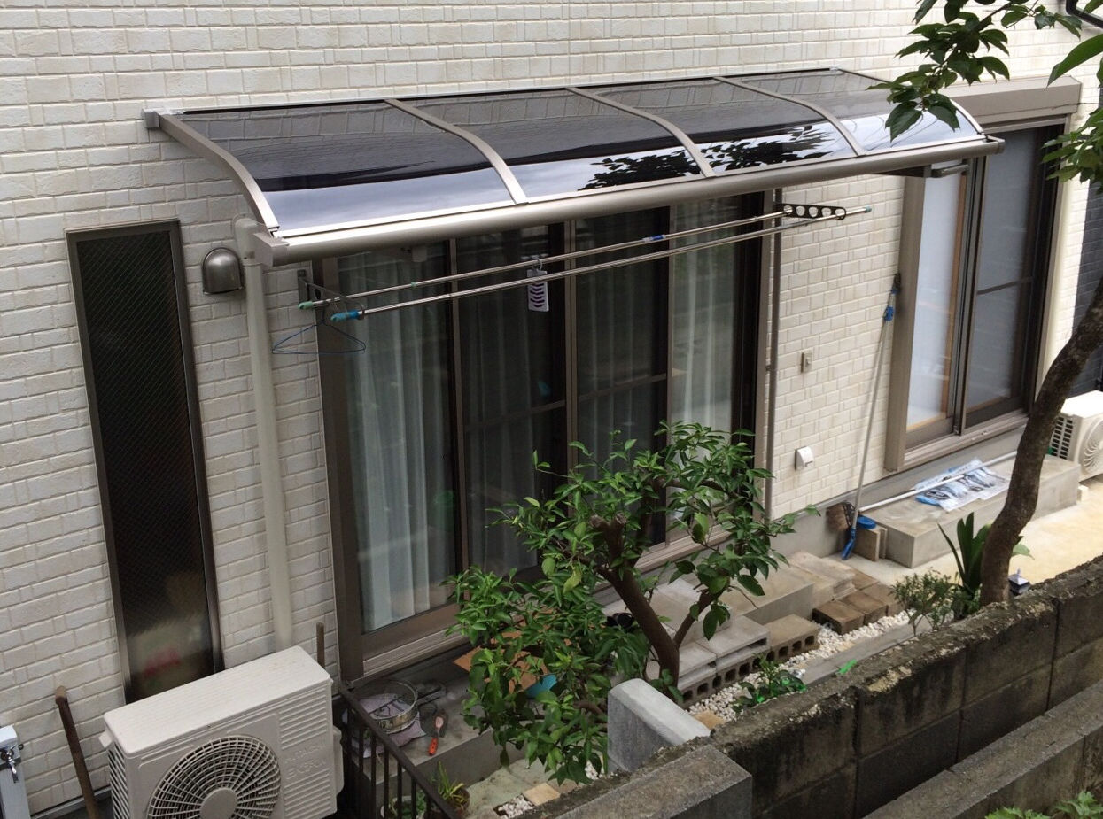 カーポートとテラス屋根を組み合わせて玄関までの動線を確保 彦根市京阪グリーン滋賀・京都・大阪のエクステリア・ガーデン・外構工事