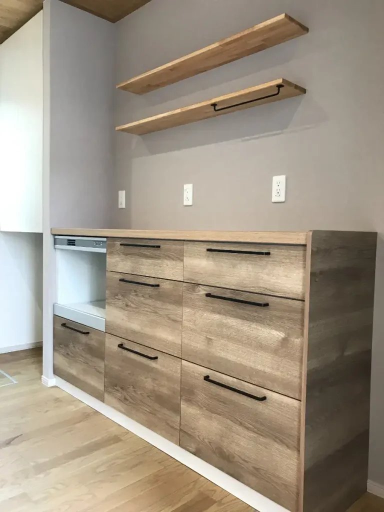 キッチン前のカウンターを有効活用！スペースを収納に変える便利なアイデアをご紹介いつかキッチンを選ぶ日に。クリナップ