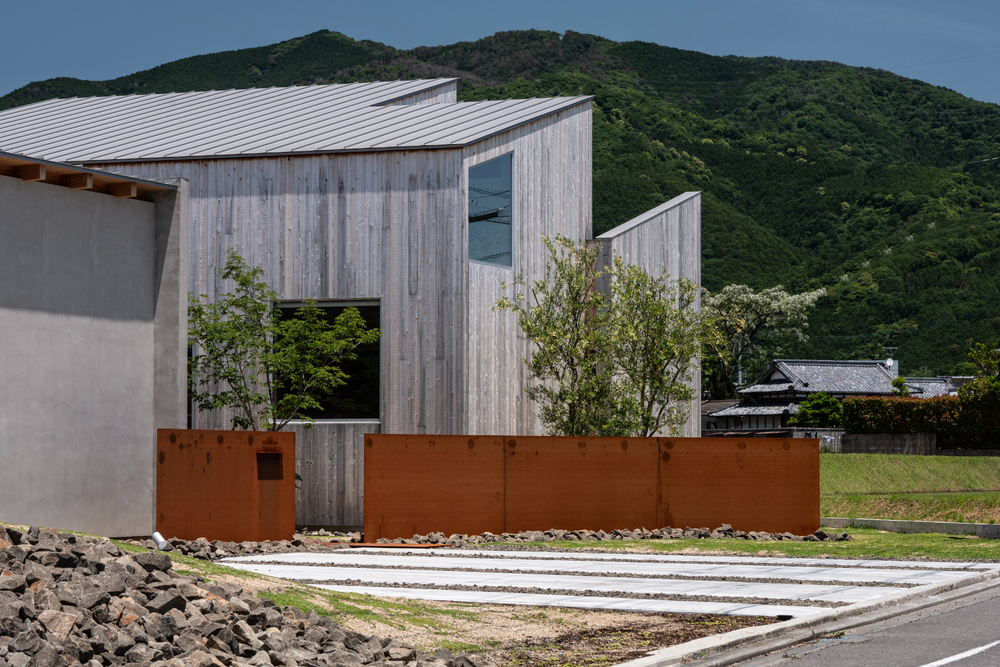 木のぬくもりに満ちたLDK。大きな窓、天井から外の軒までつながる