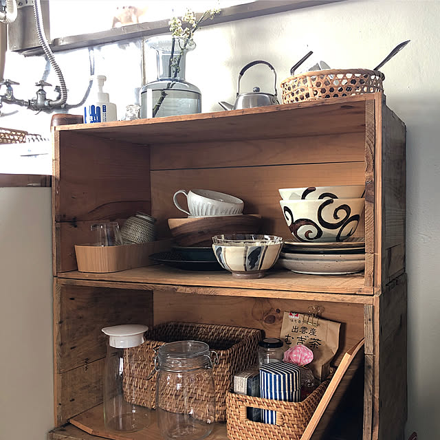 狭いキッチンの食器収納アイデア！100均で揃う収納アイテムも