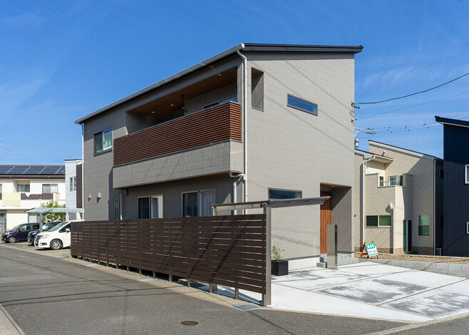 モノトーン×木のぬくもりのクールモダンな平屋サカエ住宅