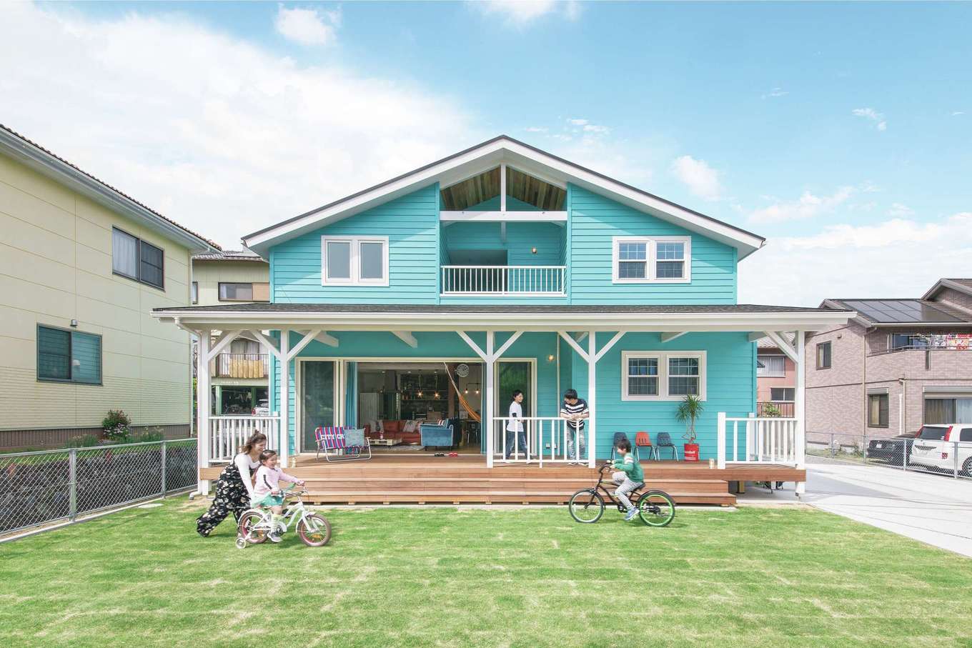 アメリカンスタイルなファサードのカバードポーチ付きの米軍ハウスを参考にカジュアルな白い外観 - 事例写真「オールディーズのアメリカ住宅 をイメージしたガレージ付き平屋の家」注文住宅のハウスネットギャラリ