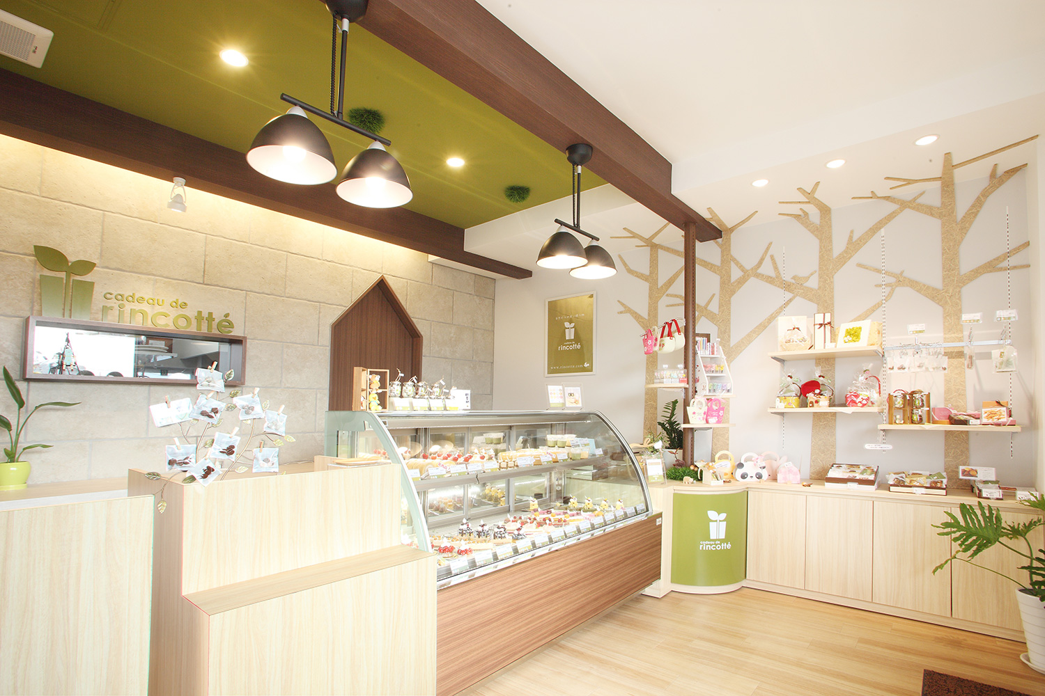 ケーキ店の商品を美味しく見せる内装デザインとは？ – 店舗デザイン・店舗設計から内装工事までワンストップで対応IDEAL