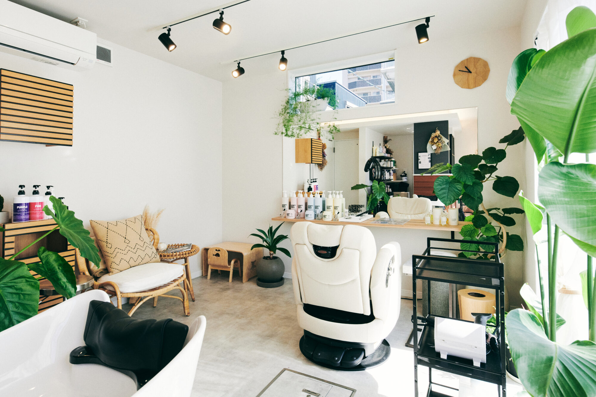 北欧インテリア美容室の看板デザイン - 看板制作、トータルショップデザイン「SIGNPOST」