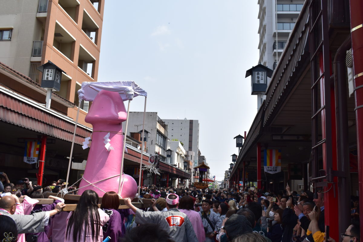 日本の奇祭の頂点とも言える「かなまら祭」へ🌸イケメンがち◯この飴を舐めてるのを観れて幸せだった😇#かなまら祭り  #kanamaramatsuri#川崎大師