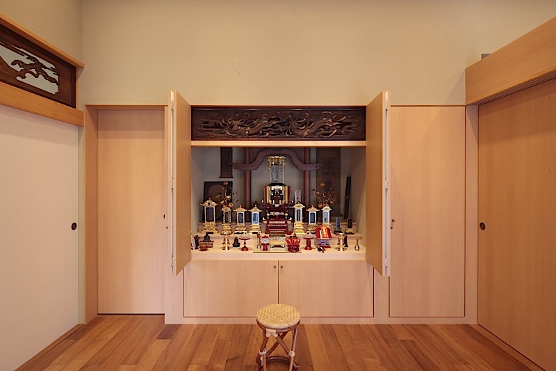 仏間リフォーム事例軸回し扉で和室の床の間スペースを有効活用