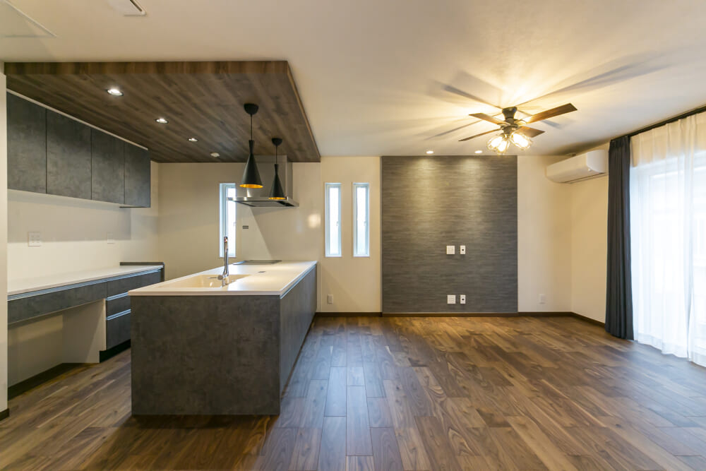 キッチンのアクセントを天井にも。注文住宅・建て替え・新築のLOHASTA home ロハスタホーム夏涼しく冬暖かい高断熱・高気密住宅