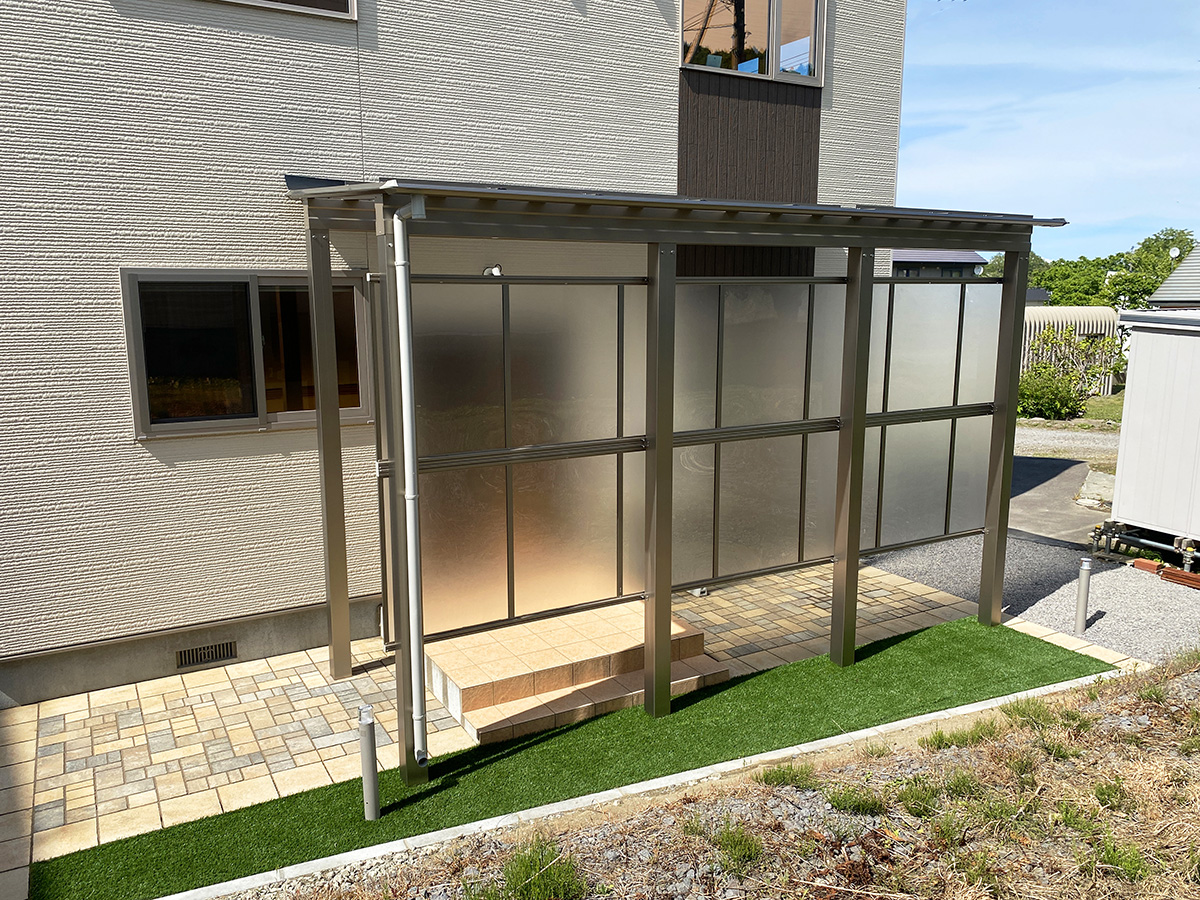 三重郡朝日町 O様邸 LIXIL テラスSC テラス屋根大阪・三重・愛知・滋賀のカーポート・目隠しフェンス・物置格安工事エクステリア.com