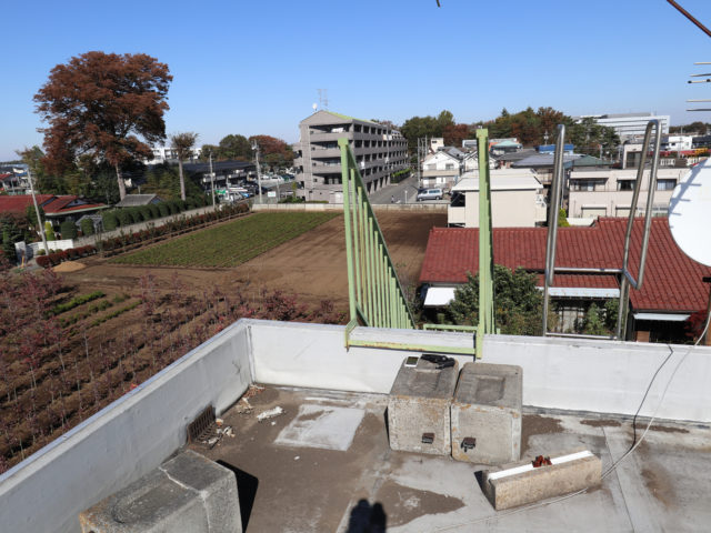 施工事例 陸屋根屋上手摺の取り付け,復旧工事 大阪でアルミ手摺やフェンス工事はお任せください。 リフォーム 大阪 関西ホームズ株式会社リフォーム110番