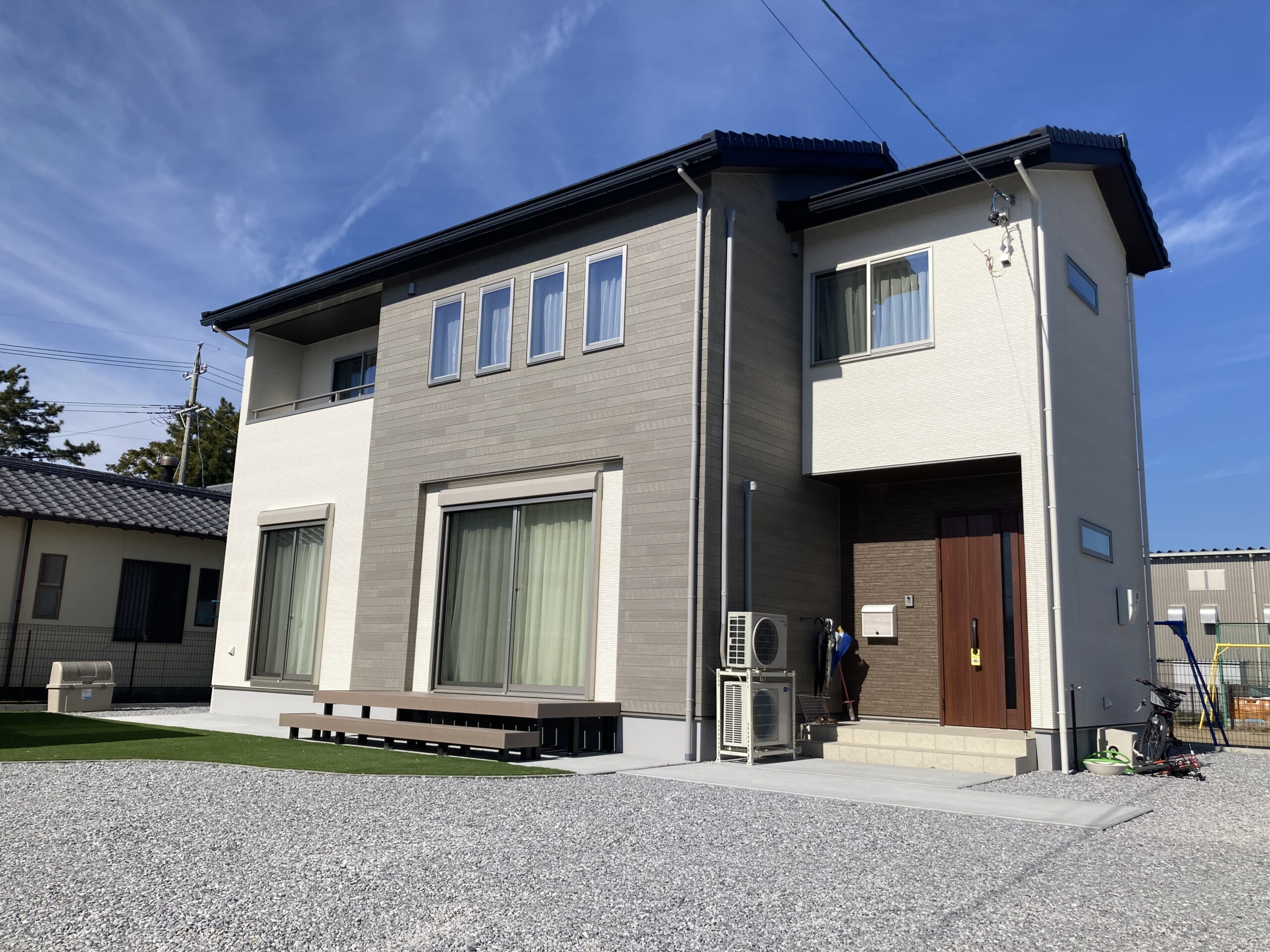 折り下げ天井キッチンやダイニングの天井を通常の天井より下げて木目調のクロスを施工するスタイルが人気です モデルハウスでご見学いただけます折り下げ天井間接照明下り天井木目調クロスリリカラサンゲツグレーグレークロスグレーキッチンタカラ