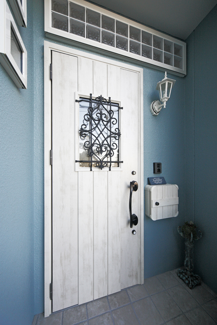 白い外壁×玄関ドア特集フォロワー様のリクエストにお応えし 玄関周りに“白”の外壁材を使った外観を集めました！ どんな玄関ドアを合わせても失敗しない白ですが真っ白なものから少し黄味がかったものまで 様々な“白”があります！ 外壁材の質感によっても見え方は