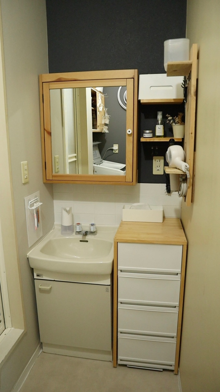 洗面所に太い配管通ってるおうちの人〜？🙌🏻笑⁡ ⁡⁡ ⁡⁡ ⁡築50年越えリノベなし団地で3人暮らし𖤥𖤘⋆*⁡ ⁡⁡⁡ ⁡他の部屋はこちら ☞@_____24knhome ⁡ ⁡⁡ ⁡⁡ ⁡⁡最近の洗面所と脱衣所 𓂃☺️🫧‪⁡ ⁡⁡⁡ ⁡⁡ ここの壁はコンクリートの凸凹で⁡⁡鏡面はずしてもDIYが難しそうだから‬