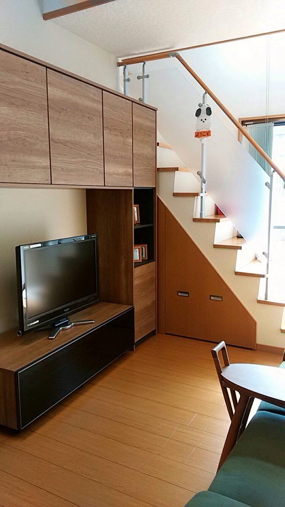 扉付き階段下収納の施工事例をご紹介です。 デッドスペースを有効活用した設計となっています。 クローゼットとしての活用や、扉があるので隠したい掃除用具や日用品のストックなどの置き場として非常に便利です🍝🥫🧴階段下収納扉付き階段下収納階段大阪