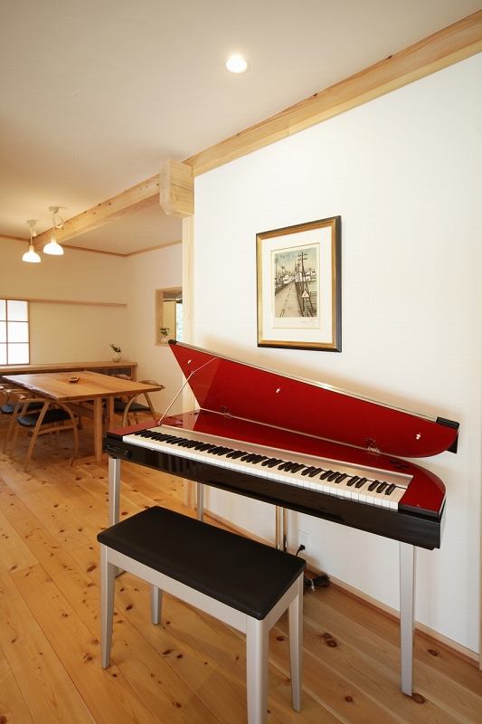 LDKにグランドピアノを リビングの一角に置かれた楽器たち。LivingDリビングディー第一建設住まいと暮らしのコミュニティカンパニ