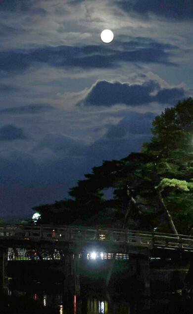 ８月２２日 月明りの夜・秋の雲 |