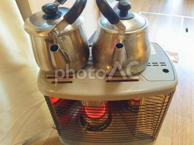 家のキッチンのインテリアは、バレンタインデーの赤いハートで飾られています。テーブルの上の装飾、ストーブ、調理器具、家族の巣の中のお祭り気分の写真素材・画像素材Image 198158110