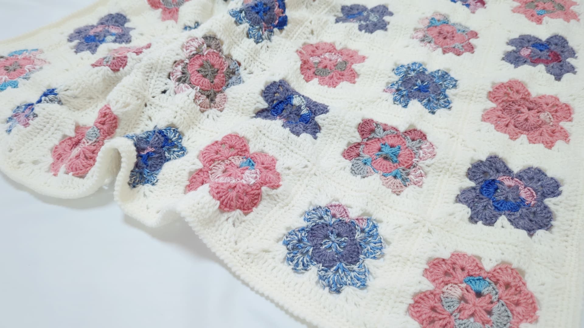 花束ブランケット パープル系手編み ハンドメイド 手編み かぎ針編み お花モチーフ ブランケット ひざ掛け マルチカバー 黒