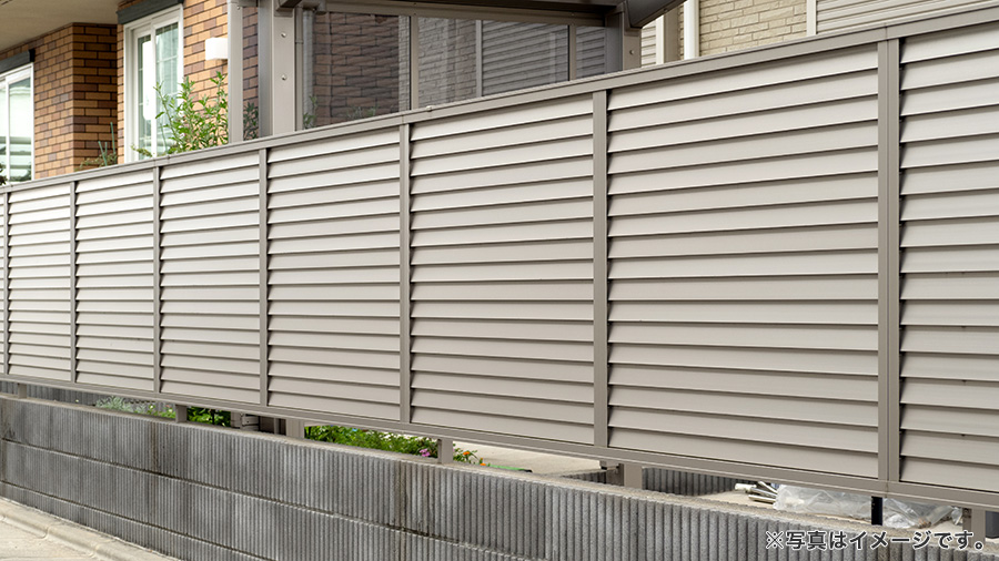 板塀のような木目調アルミフェンス「エバーアートフェンスプラス」を発売 タカショー雑誌「庭NIWA」